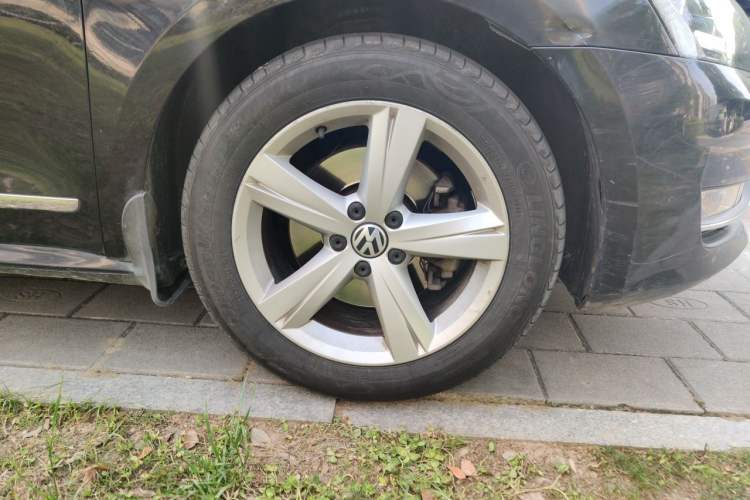 Used Volkswagen Passat 2013 1.8TSI DSG Prestige Edition Right Front Wheel Hub