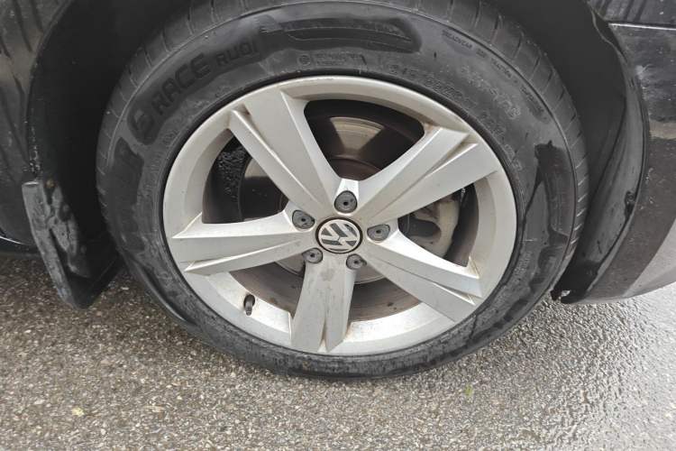 Used Volkswagen Passat 2013 1.8TSI DSG Prestige Edition Right Front Wheel Hub