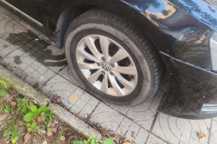 Used Volkswagen Passat 2013 1.8TSI DSG Prestige Edition Right Front Wheel Hub