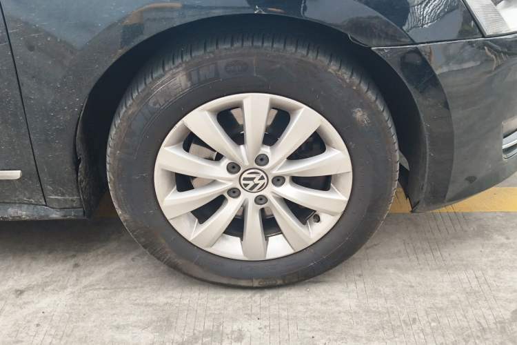 Used Volkswagen Passat 2013 1.8TSI DSG Prestige Edition Right Front Wheel Hub