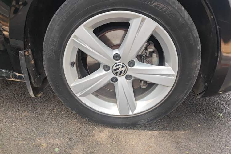 Used Volkswagen Passat 2013 1.8TSI DSG Prestige Edition Right Front Wheel Hub
