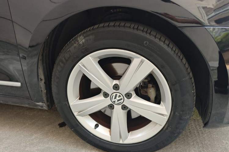 Used Volkswagen Passat 2013 1.8TSI DSG Prestige Edition Right Front Wheel Hub