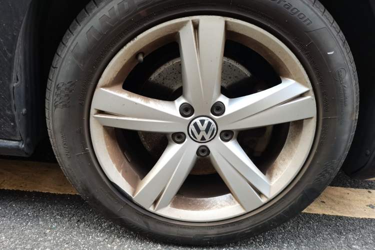 Used Volkswagen Passat 2013 1.8TSI DSG Prestige Edition Right Front Wheel Hub
