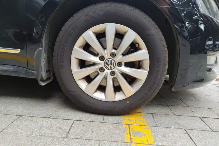 Used Volkswagen Passat 2013 1.8TSI DSG Government Procurement Edition Right Front Wheel Hub