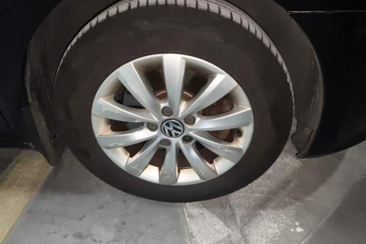 Used Volkswagen Passat 2013 1.8TSI DSG Prestige Edition Right Front Wheel Hub
