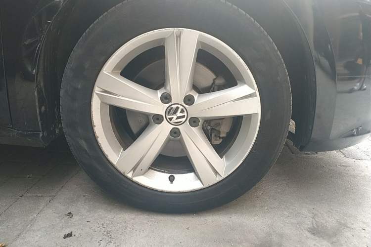 Used Volkswagen Passat 2013 1.8TSI DSG Prestige Edition Right Front Wheel Hub