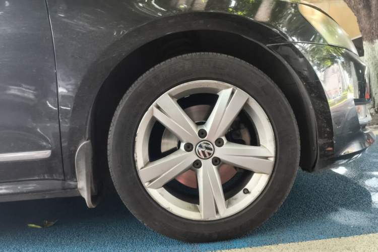 Used Volkswagen Passat 2013 1.8TSI DSG Prestige Edition Right Front Wheel Hub
