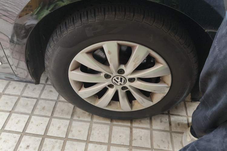 Used Volkswagen Passat 2013 1.8TSI DSG Prestige Edition Right Front Wheel Hub