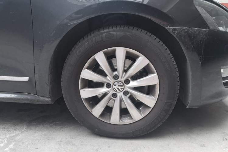 Used Volkswagen Passat 2013 1.8TSI DSG Prestige Edition Right Front Wheel Hub