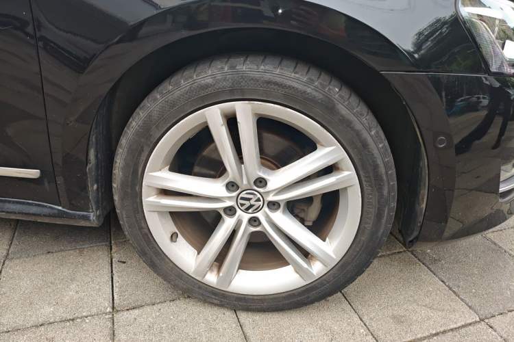 Used Volkswagen Passat 2013 1.8TSI DSG Ultimate Edition Right Front Wheel Hub