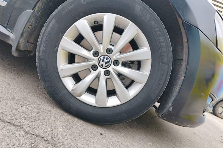 Used Volkswagen Passat 2013 1.4TSI Manual Prestige Edition Right Front Wheel Hub