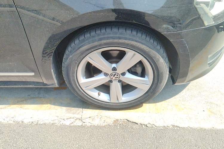 Used Volkswagen Passat 2013 1.8TSI DSG Prestige Edition Right Front Wheel Hub