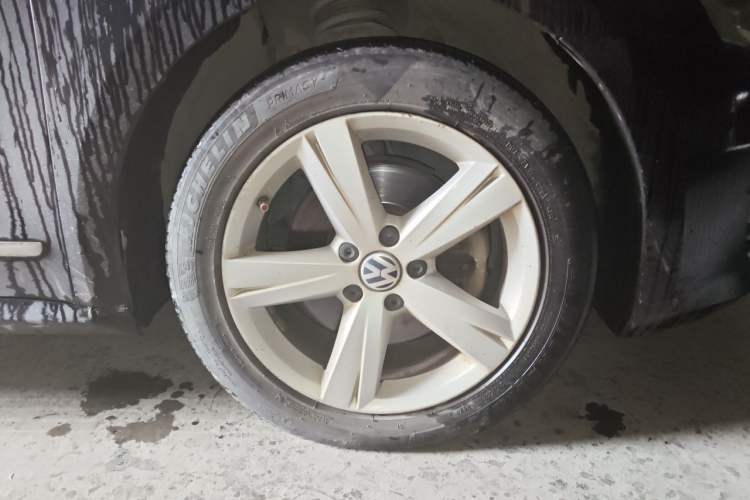 Used Volkswagen Passat 2013 1.8TSI DSG Prestige Edition Right Front Wheel Hub