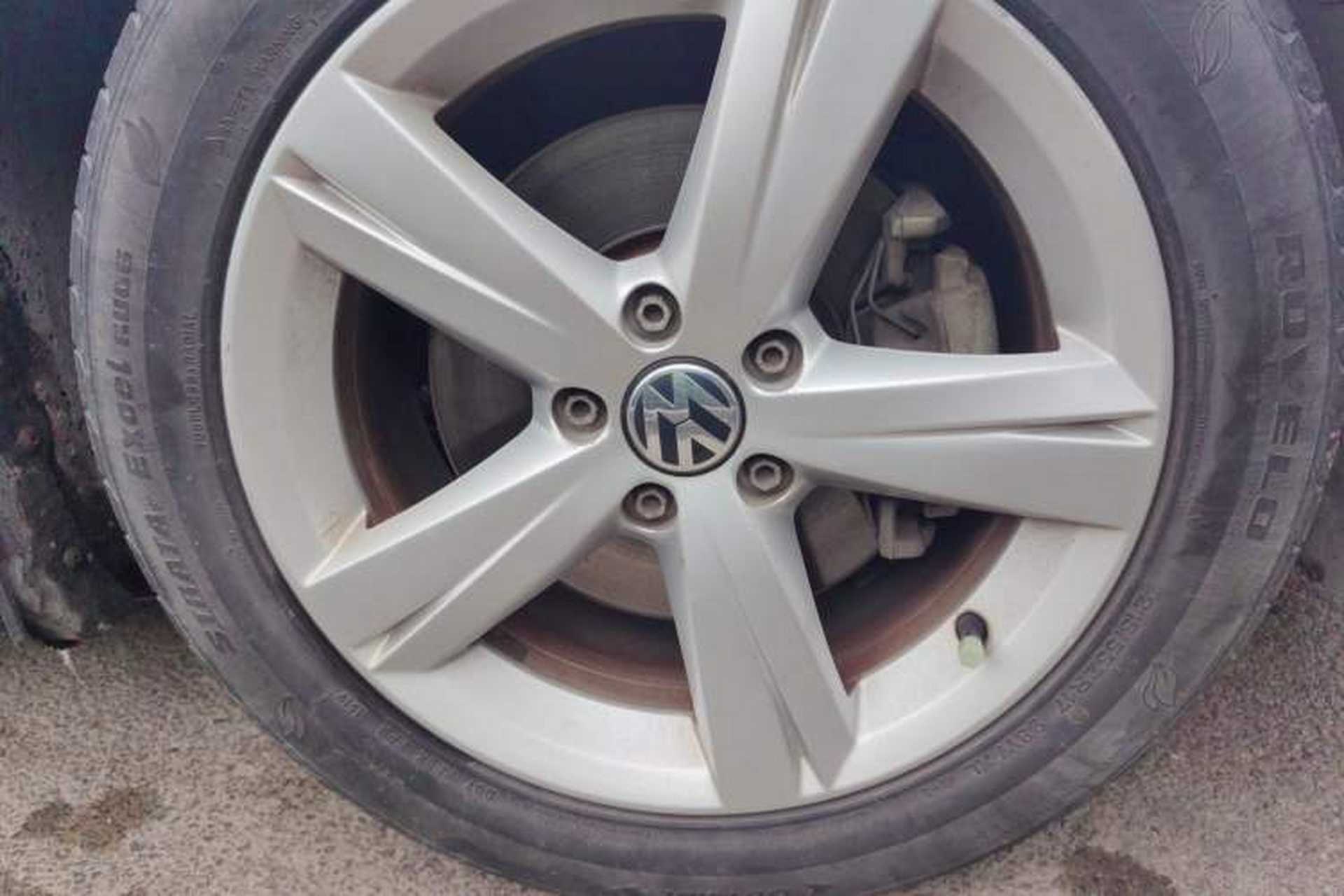 Used Volkswagen Passat 2013 1.8TSI DSG Prestige Edition Right Front Wheel Hub