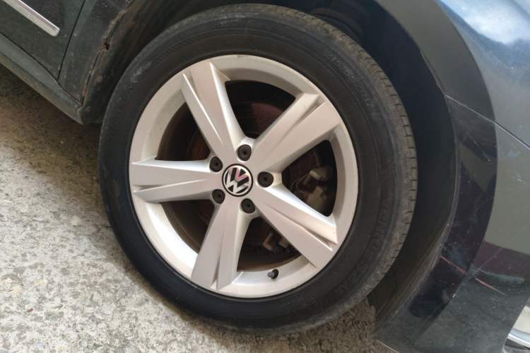 Used Volkswagen Passat 2013 1.8TSI DSG Prestige Edition Right Front Wheel Hub