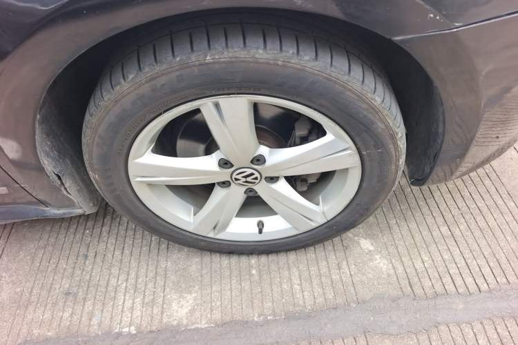 Used Volkswagen Passat 2013 1.8TSI DSG Ultimate Edition Right Front Wheel Hub