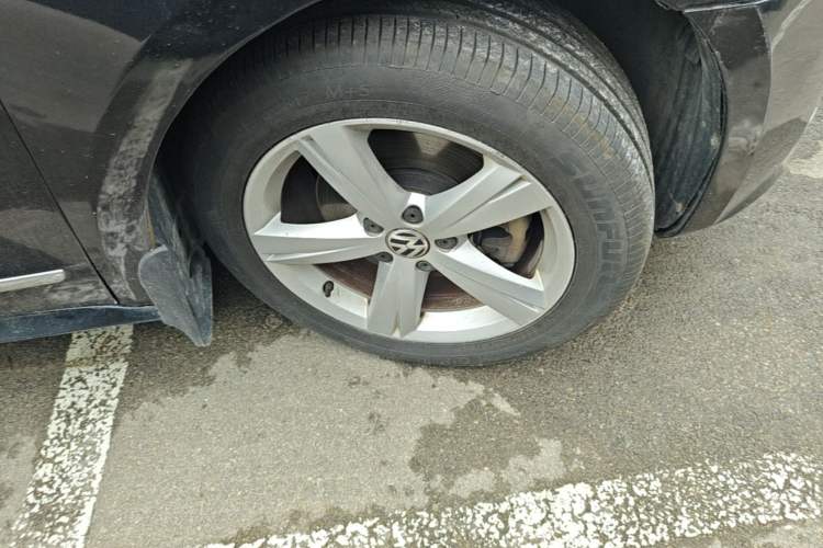 Used Volkswagen Passat 2013 1.8TSI DSG Prestige Edition Right Front Wheel Hub
