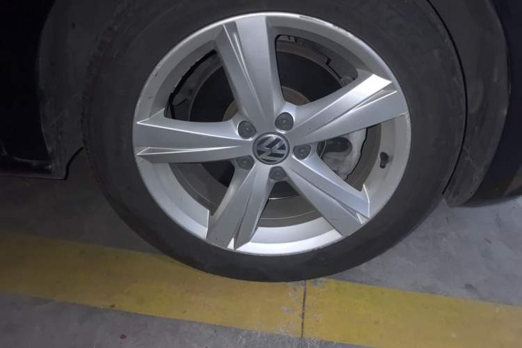 Used Volkswagen Passat 2013 1.8TSI DSG Prestige Edition Right Front Wheel Hub