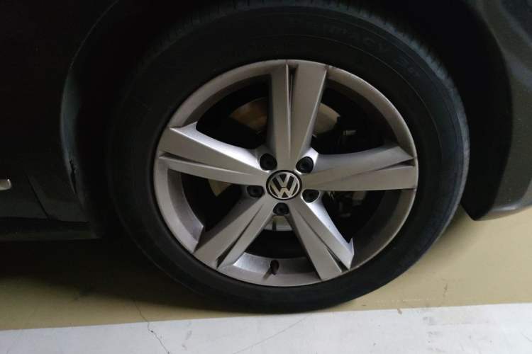 Used Volkswagen Passat 2013 1.8TSI DSG Prestige Edition Right Front Wheel Hub