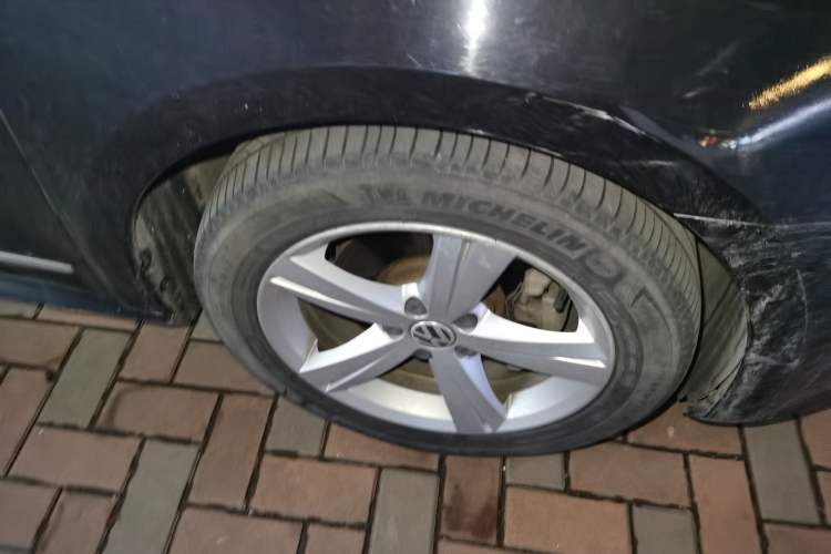 Used Volkswagen Passat 2013 1.8TSI DSG Prestige Edition Right Front Wheel Hub