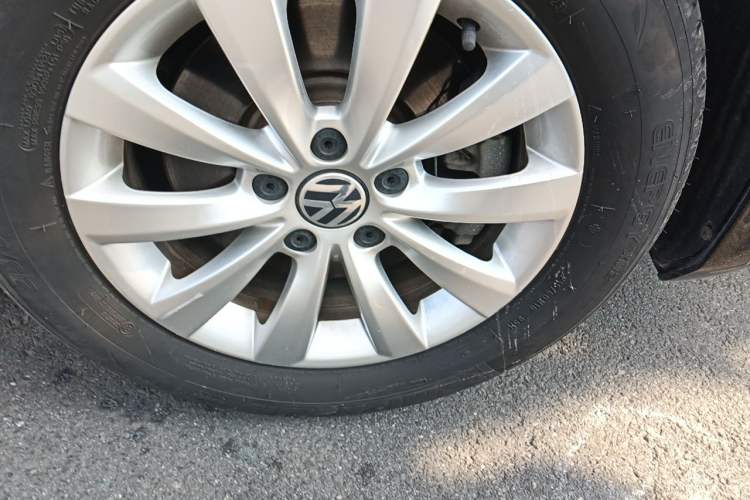 Used Volkswagen Passat 2013 1.8TSI DSG Prestige Edition Right Front Wheel Hub