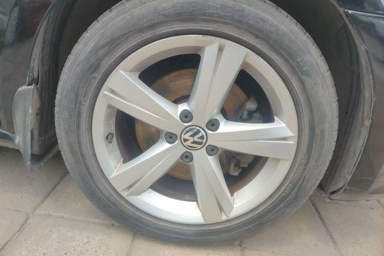 Used Volkswagen Passat 2013 1.8TSI DSG Prestige Edition Right Front Wheel Hub