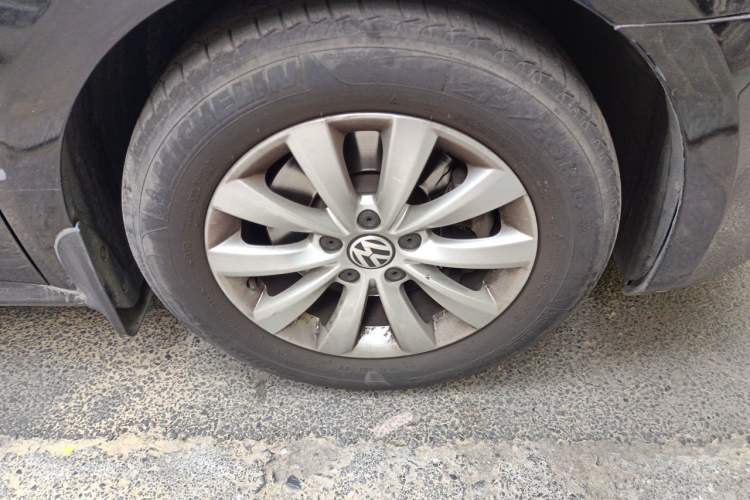 Used Volkswagen Passat 2013 1.8TSI DSG Government Procurement Edition Right Front Wheel Hub
