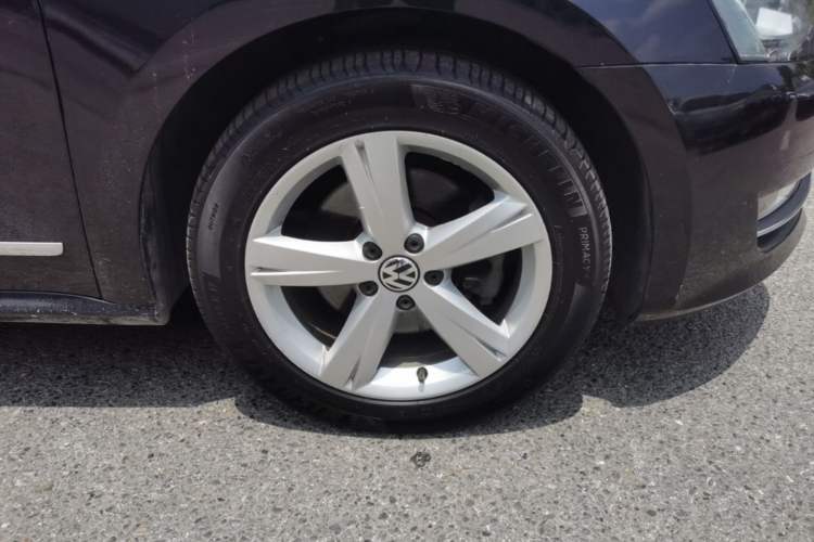 Used Volkswagen Passat 2013 1.8TSI DSG Prestige Edition Right Front Wheel Hub