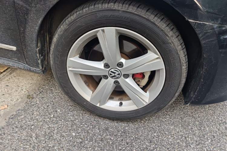 Used Volkswagen Passat 2013 1.8TSI DSG Prestige Edition Right Front Wheel Hub