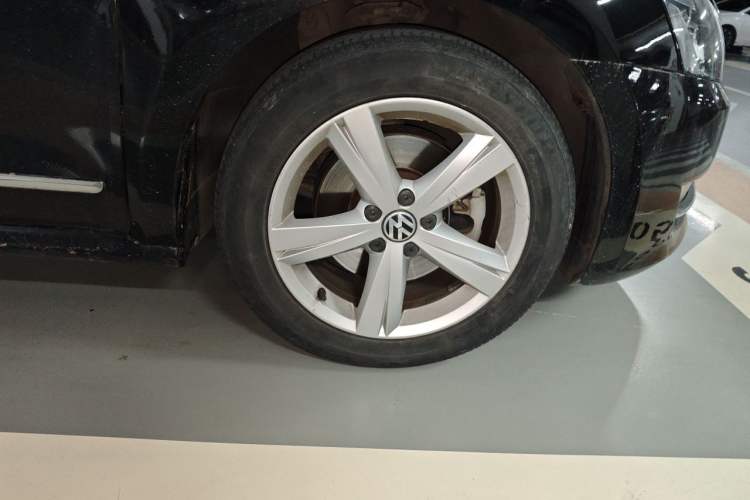 Used Volkswagen Passat 2013 1.8TSI DSG Prestige Edition Right Front Wheel Hub