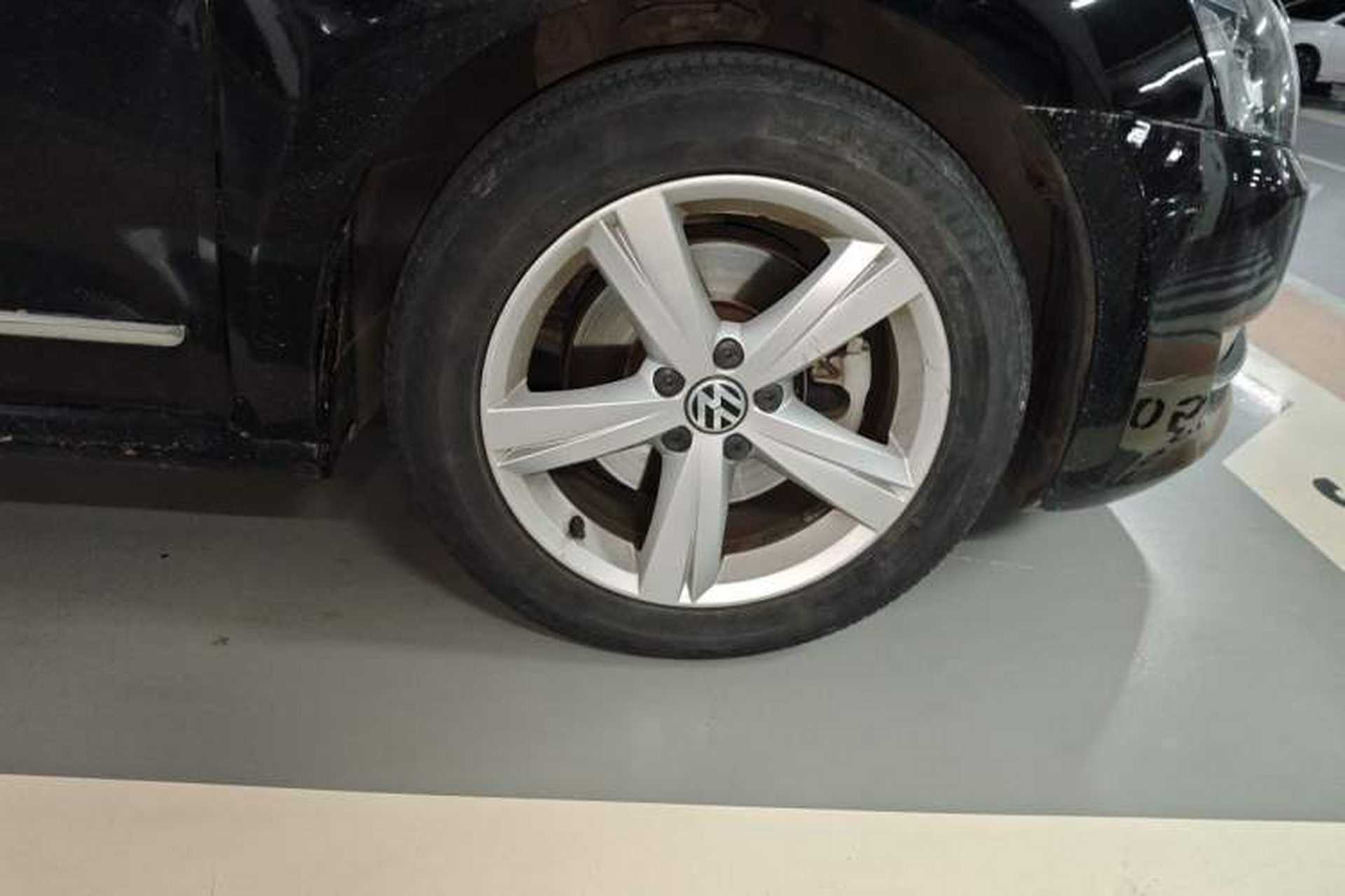 Used Volkswagen Passat 2013 1.8TSI DSG Prestige Edition Right Front Wheel Hub
