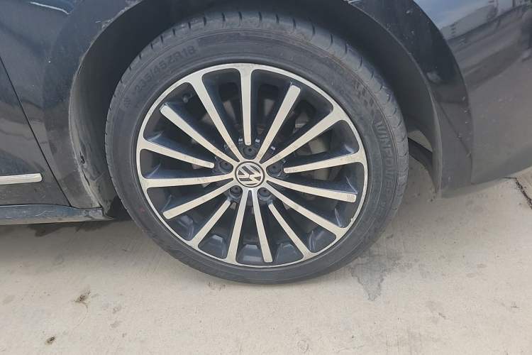 Used Volkswagen Passat 2013 1.8TSI DSG Prestige Edition Right Front Wheel Hub