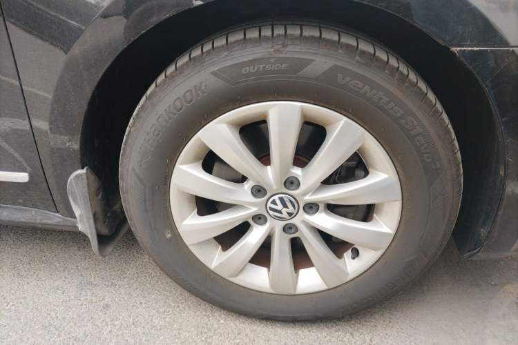 Used Volkswagen Passat 2013 1.8TSI DSG Prestige Edition Right Front Wheel Hub