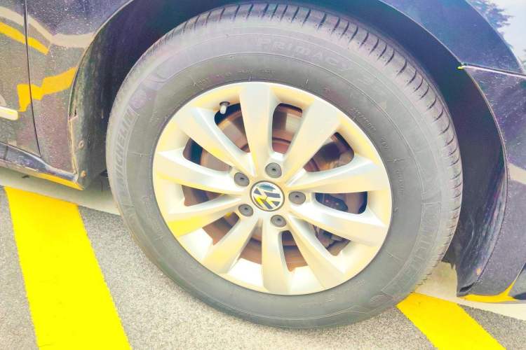 Used Volkswagen Passat 2013 1.8TSI DSG Prestige Edition Right Front Wheel Hub
