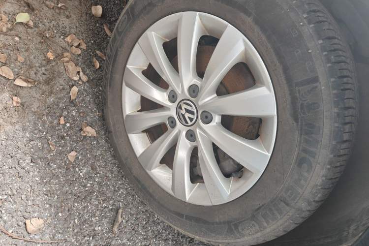 Used Volkswagen Passat 2013 1.8TSI DSG Prestige Edition Right Front Wheel Hub