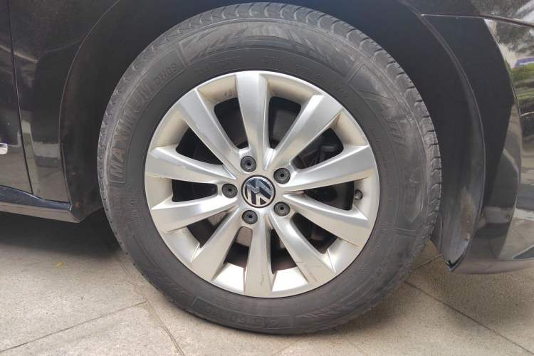 Used Volkswagen Passat 2013 1.8TSI DSG Government Procurement Edition Right Front Wheel Hub