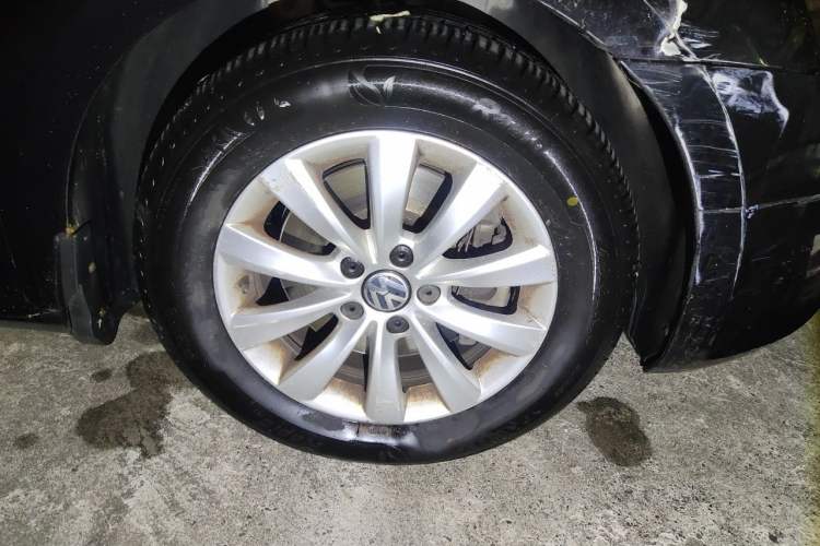 Used Volkswagen Passat 2013 1.8TSI DSG Prestige Edition Right Front Wheel Hub
