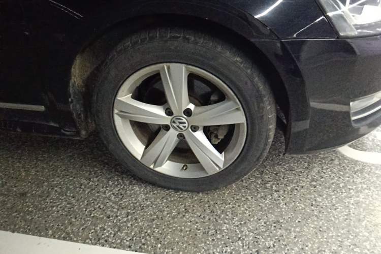 Used Volkswagen Passat 2013 1.8TSI DSG Prestige Edition Right Front Wheel Hub