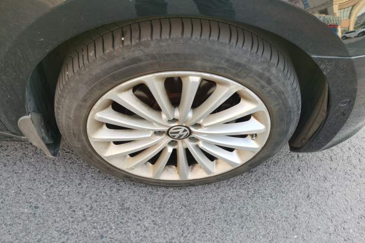Used Volkswagen Passat 2013 1.8TSI DSG Ultimate Edition Right Front Wheel Hub