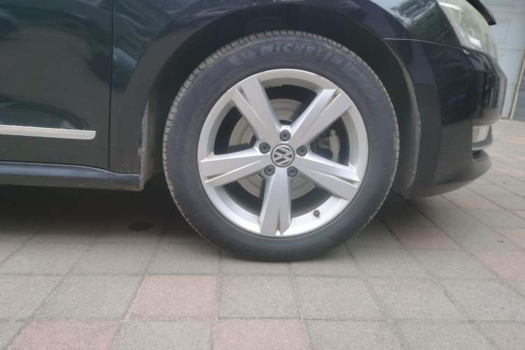 Used Volkswagen Passat 2013 1.8TSI DSG Prestige Edition Right Front Wheel Hub
