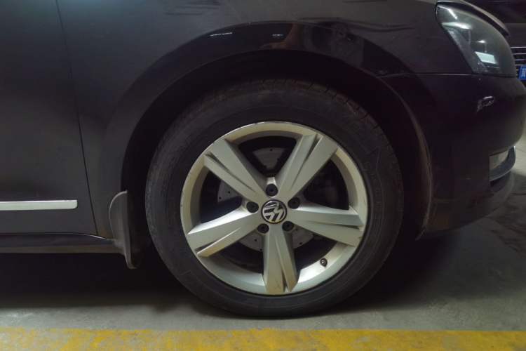 Used Volkswagen Passat 2013 1.8TSI DSG Prestige Edition Right Front Wheel Hub