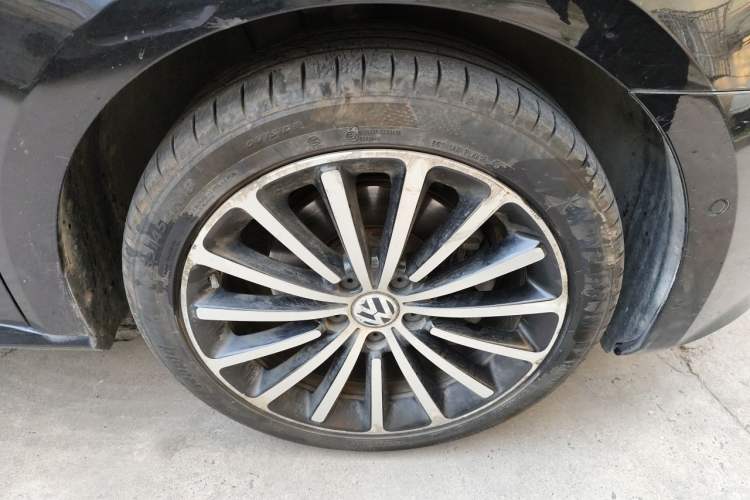 Used Volkswagen Passat 2013 1.8TSI DSG Ultimate Edition Right Front Wheel Hub