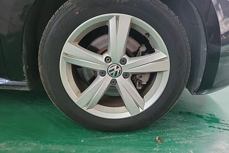 Used Volkswagen Passat 2013 1.8TSI DSG Prestige Edition Right Front Wheel Hub