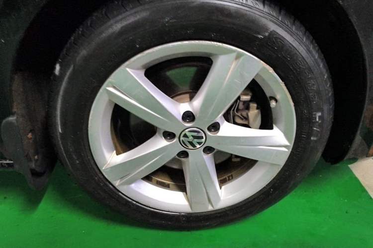 Used Volkswagen Passat 2013 1.8TSI DSG Prestige Edition Right Front Wheel Hub