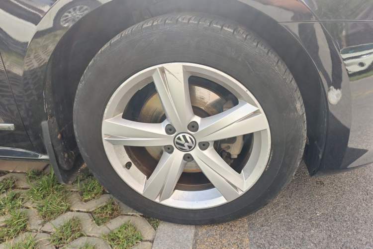 Used Volkswagen Passat 2013 1.8TSI DSG Prestige Edition Right Front Wheel Hub