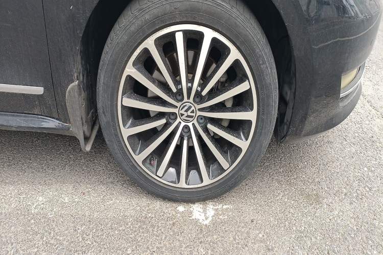 Used Volkswagen Passat 2013 1.8TSI DSG Prestige Edition Right Front Wheel Hub