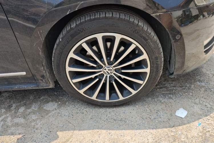 Used Volkswagen Passat 2013 3.0L V6 DSG Flagship Deluxe Edition Right Front Wheel Hub