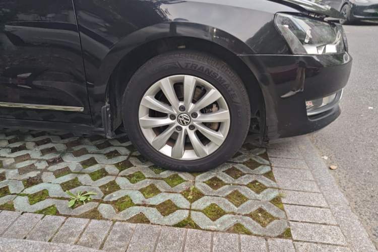 Used Volkswagen Passat 2013 1.8TSI DSG Prestige Edition Right Front Wheel Hub