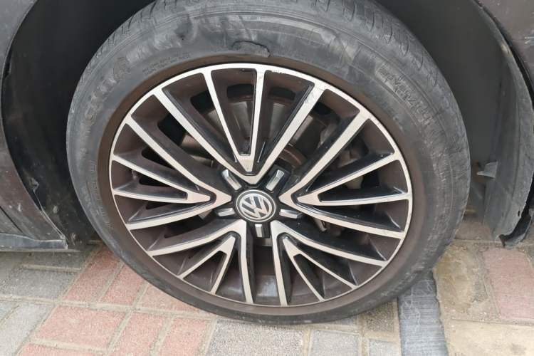 Used Volkswagen Passat 2013 1.8TSI DSG Government Procurement Edition Right Front Wheel Hub