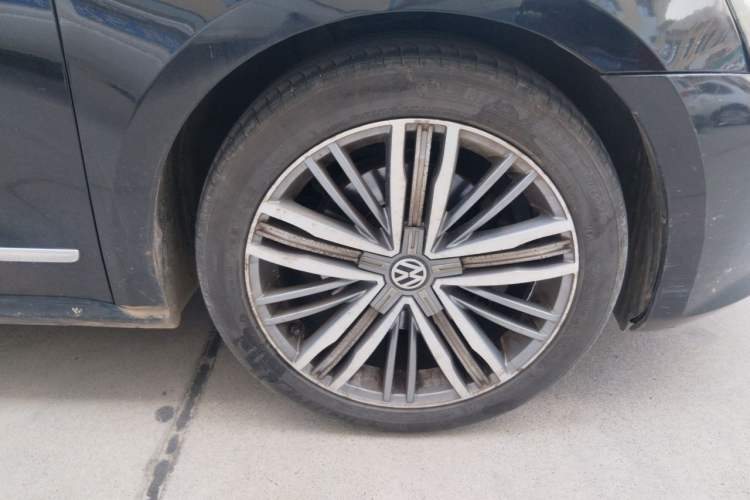 Used Volkswagen Passat 2013 1.8TSI DSG Prestige Edition Right Front Wheel Hub